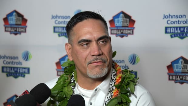 Kevin Mawae speaks at a press conference at McKinley High.